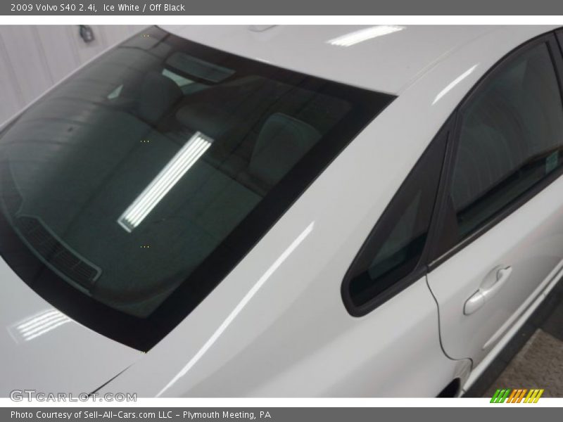 Ice White / Off Black 2009 Volvo S40 2.4i