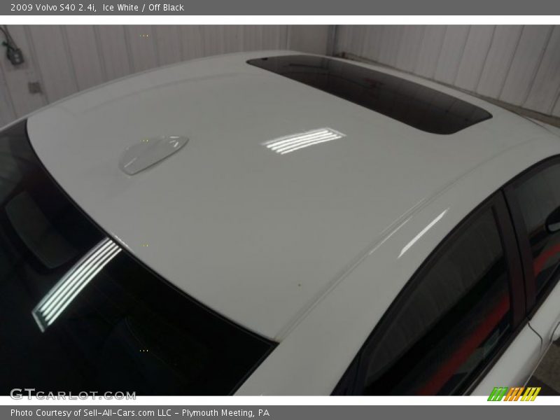 Ice White / Off Black 2009 Volvo S40 2.4i
