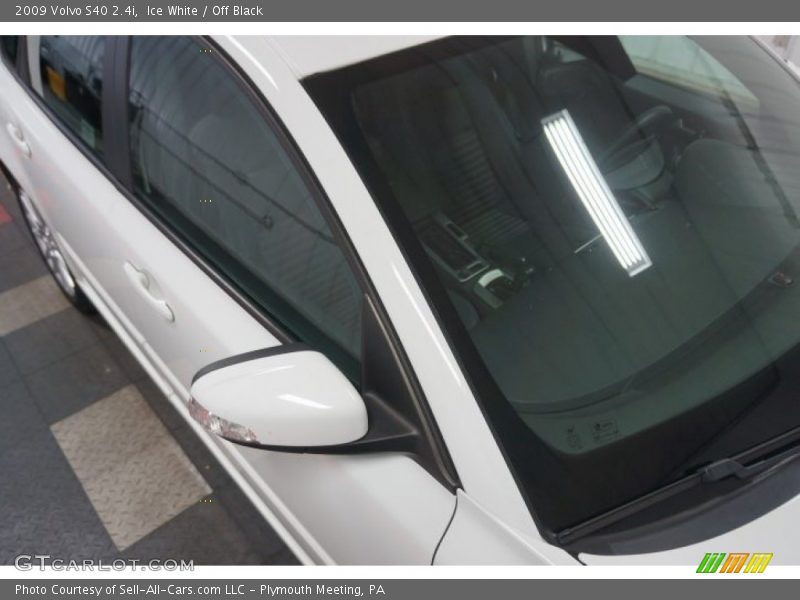 Ice White / Off Black 2009 Volvo S40 2.4i