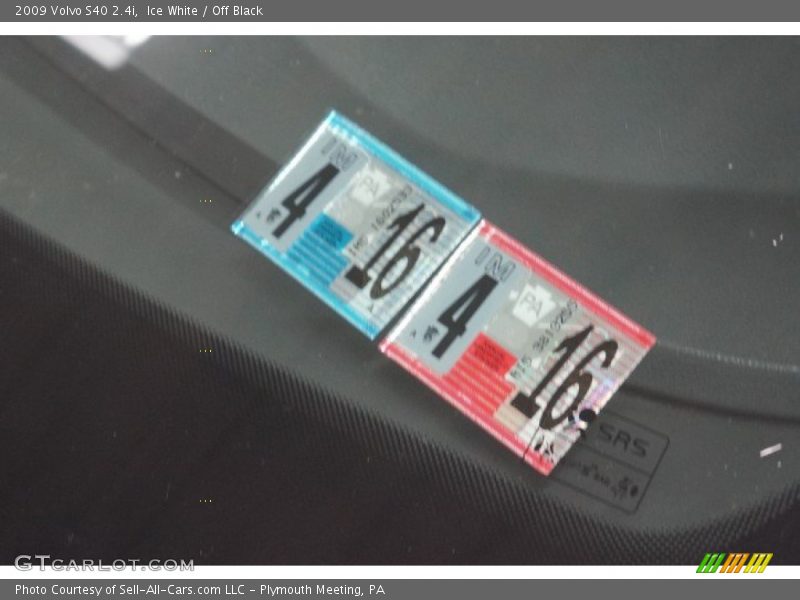 Ice White / Off Black 2009 Volvo S40 2.4i
