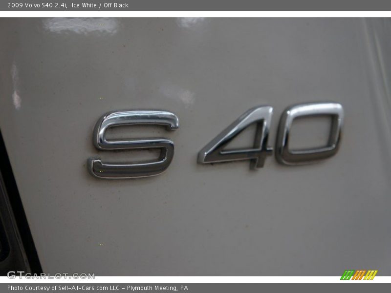 Ice White / Off Black 2009 Volvo S40 2.4i