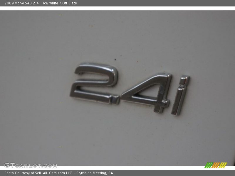 Ice White / Off Black 2009 Volvo S40 2.4i