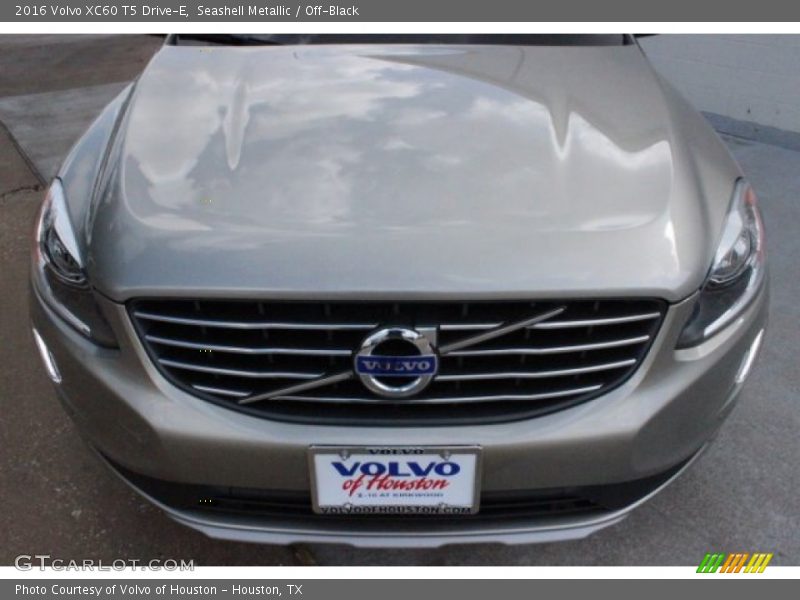 Seashell Metallic / Off-Black 2016 Volvo XC60 T5 Drive-E