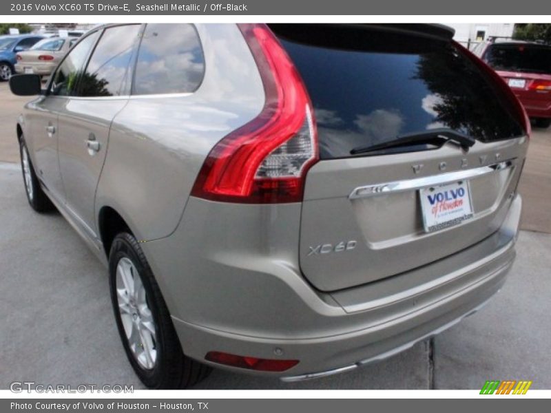Seashell Metallic / Off-Black 2016 Volvo XC60 T5 Drive-E