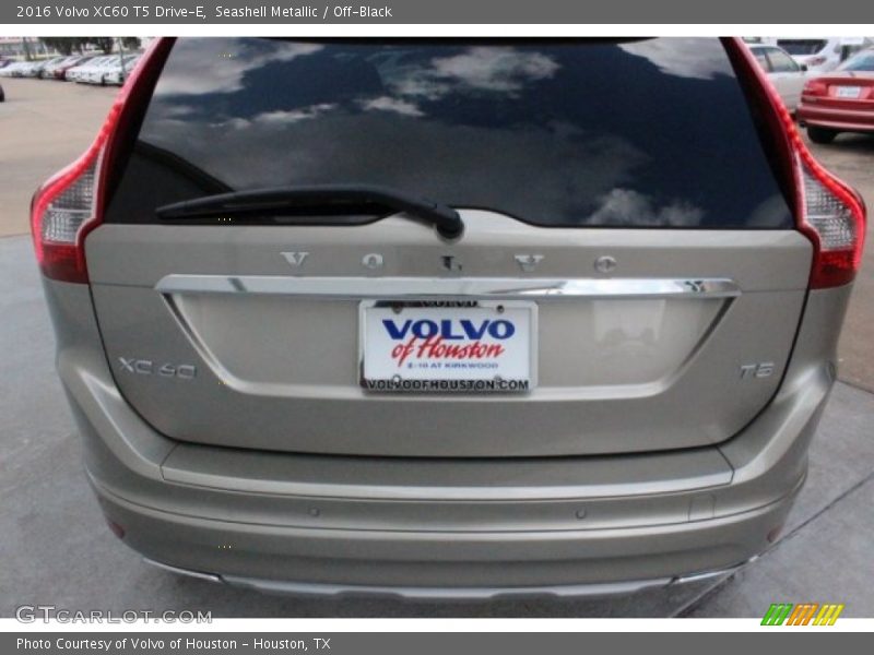 Seashell Metallic / Off-Black 2016 Volvo XC60 T5 Drive-E