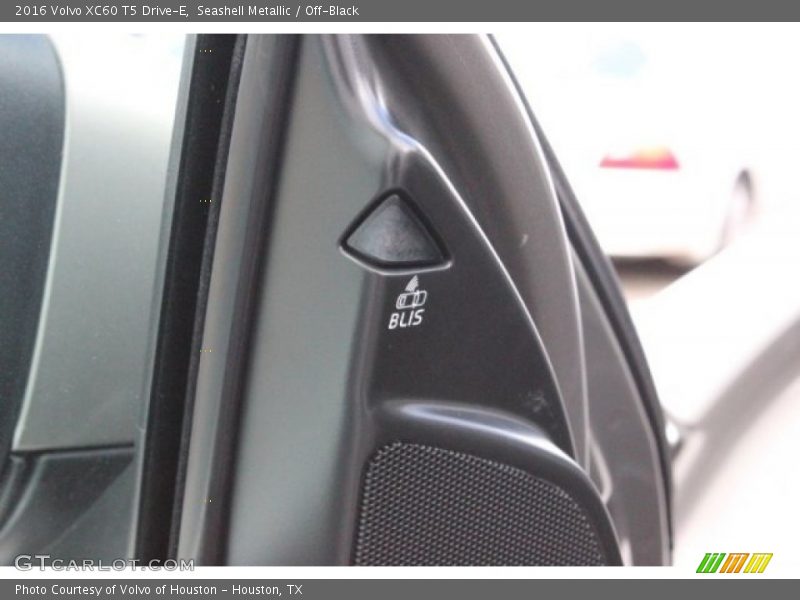 Seashell Metallic / Off-Black 2016 Volvo XC60 T5 Drive-E