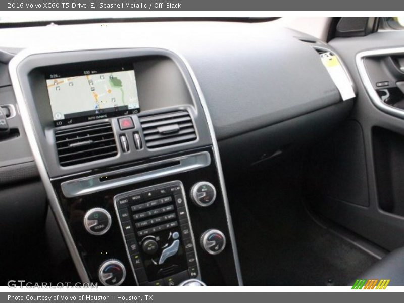 Seashell Metallic / Off-Black 2016 Volvo XC60 T5 Drive-E