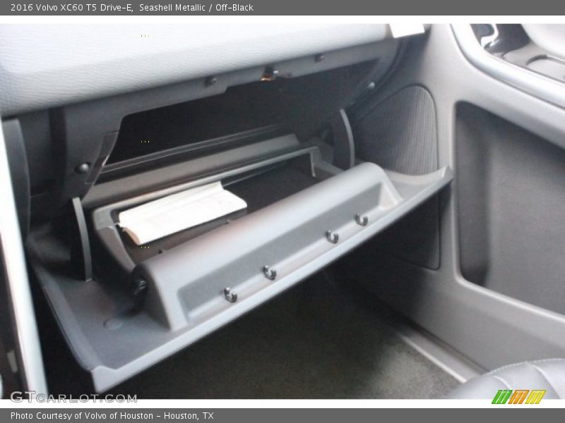 Seashell Metallic / Off-Black 2016 Volvo XC60 T5 Drive-E