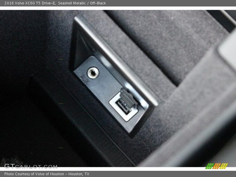 Seashell Metallic / Off-Black 2016 Volvo XC60 T5 Drive-E