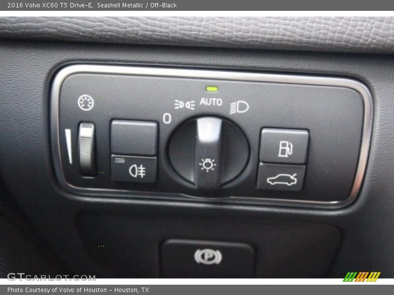 Seashell Metallic / Off-Black 2016 Volvo XC60 T5 Drive-E