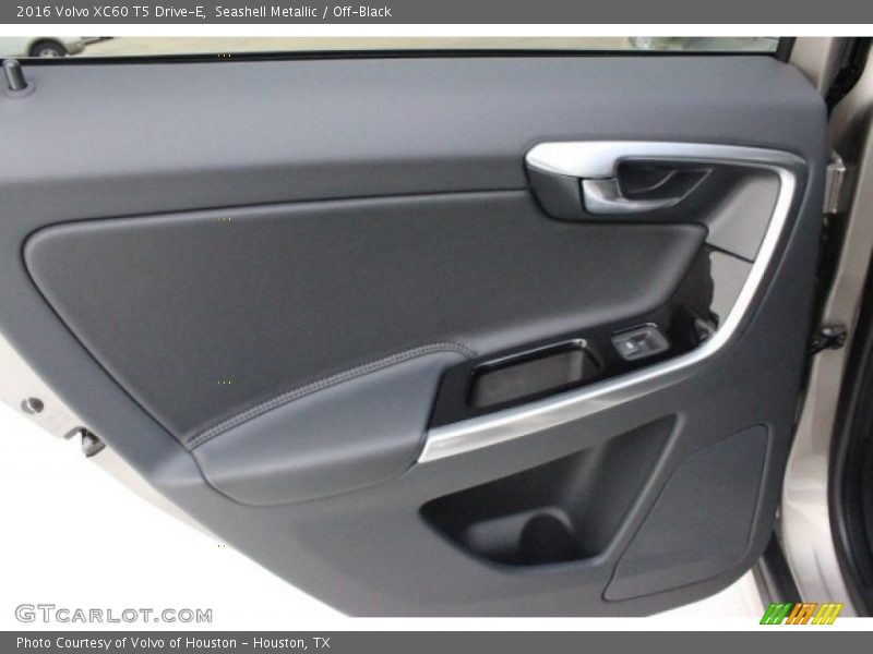 Seashell Metallic / Off-Black 2016 Volvo XC60 T5 Drive-E