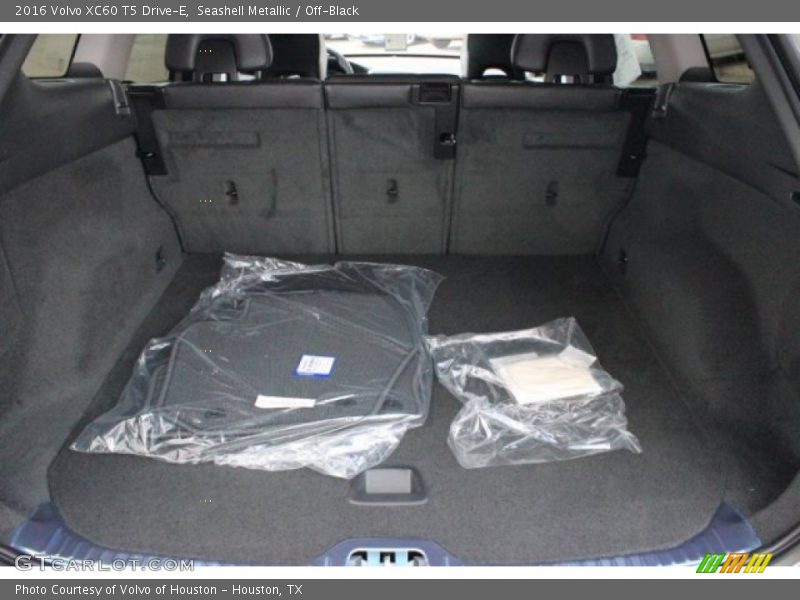 Seashell Metallic / Off-Black 2016 Volvo XC60 T5 Drive-E