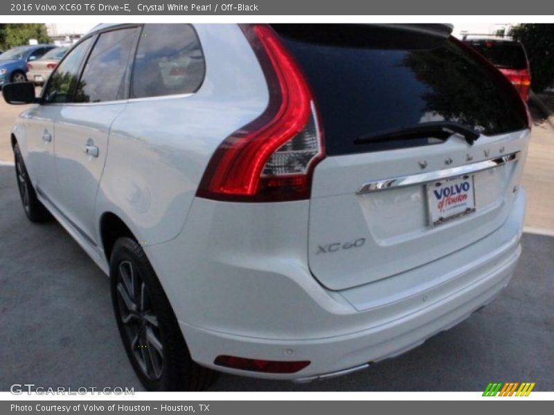 Crystal White Pearl / Off-Black 2016 Volvo XC60 T6 Drive-E