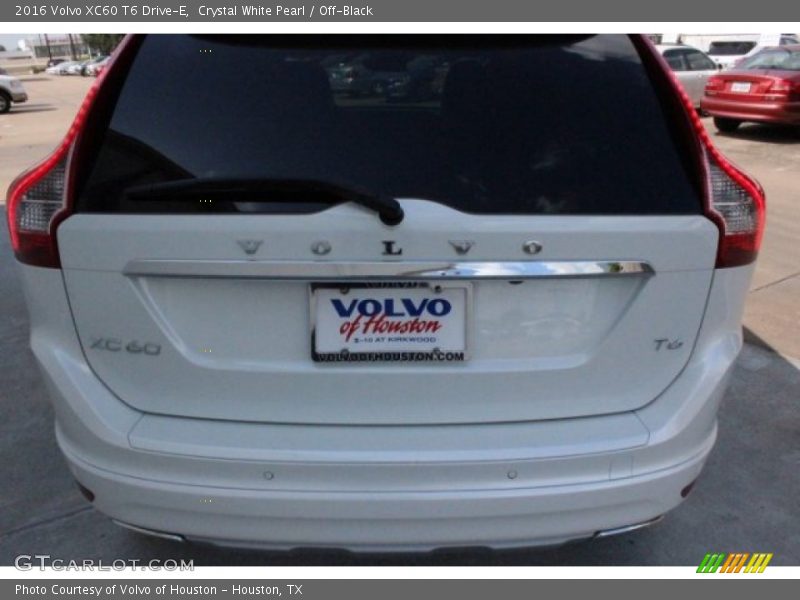 Crystal White Pearl / Off-Black 2016 Volvo XC60 T6 Drive-E