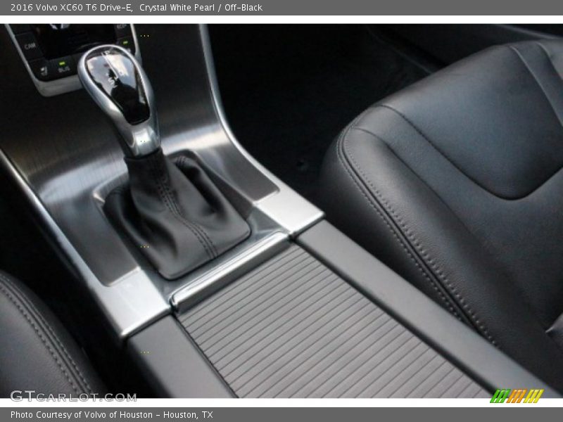 Crystal White Pearl / Off-Black 2016 Volvo XC60 T6 Drive-E