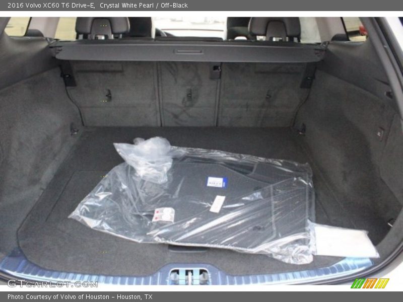 Crystal White Pearl / Off-Black 2016 Volvo XC60 T6 Drive-E