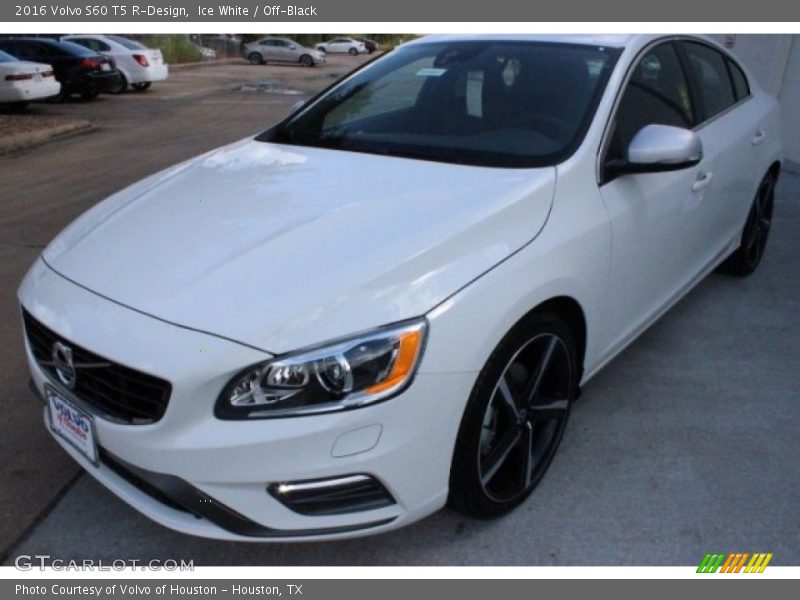 Front 3/4 View of 2016 S60 T5 R-Design