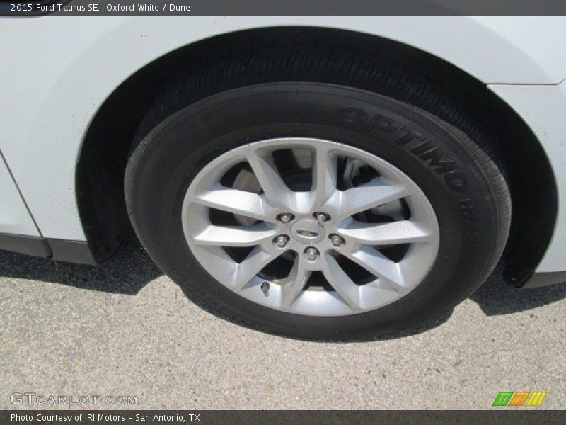 Oxford White / Dune 2015 Ford Taurus SE