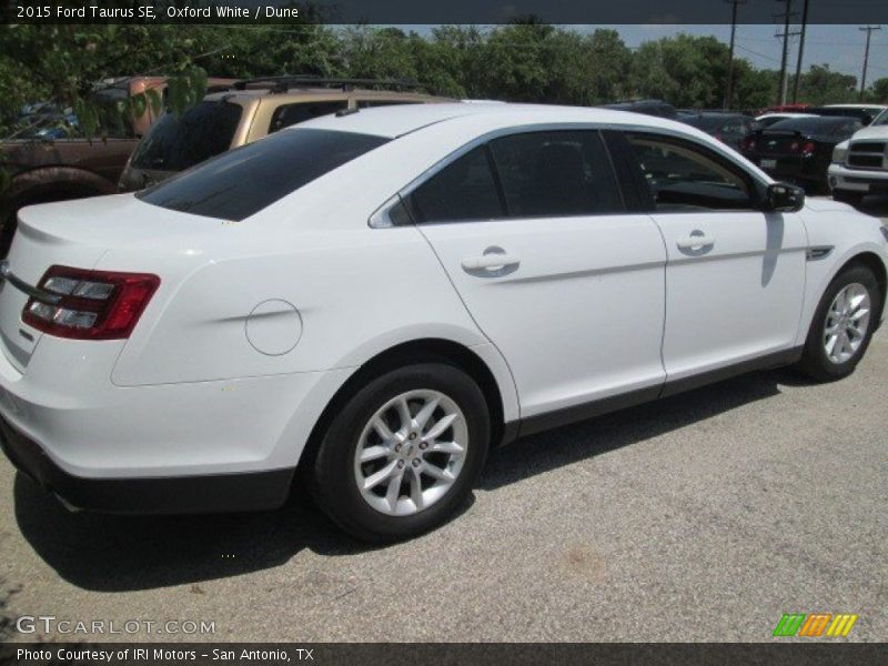 Oxford White / Dune 2015 Ford Taurus SE