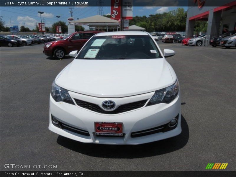 Super White / Black/Ash 2014 Toyota Camry SE
