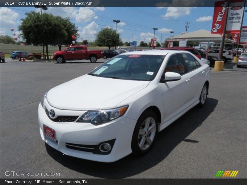 Super White / Black/Ash 2014 Toyota Camry SE