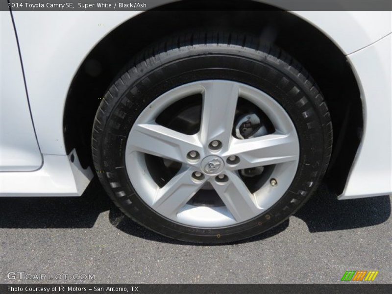 Super White / Black/Ash 2014 Toyota Camry SE