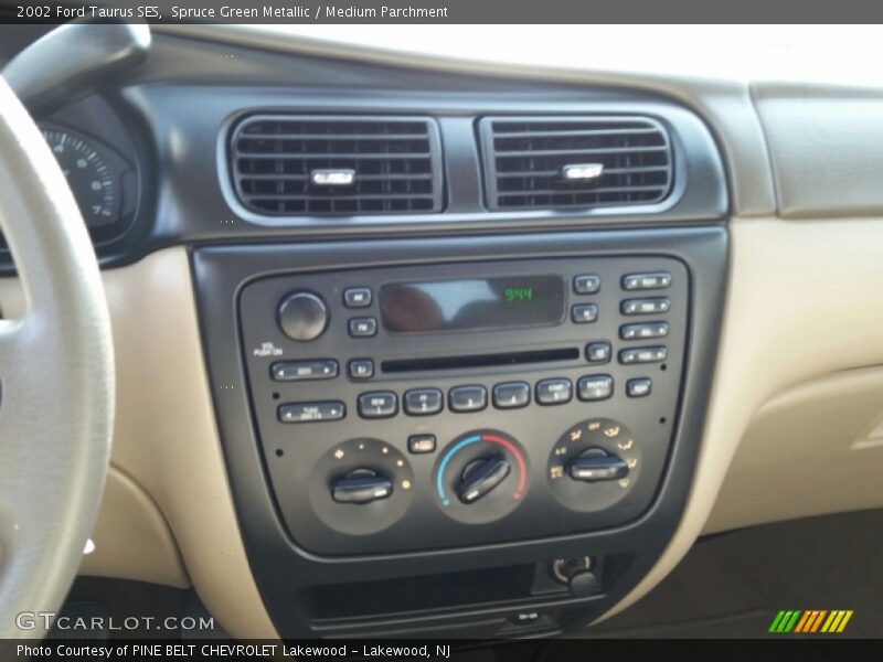 Spruce Green Metallic / Medium Parchment 2002 Ford Taurus SES