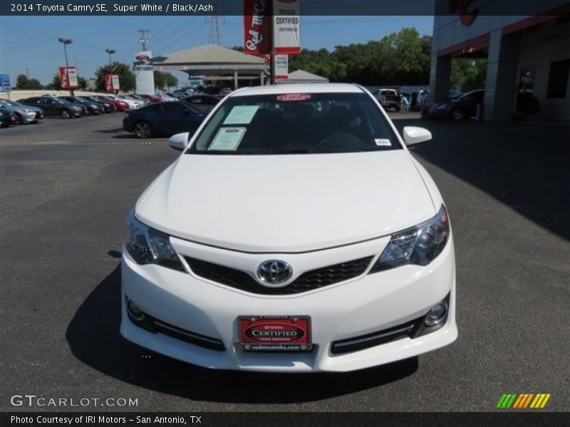 Super White / Black/Ash 2014 Toyota Camry SE