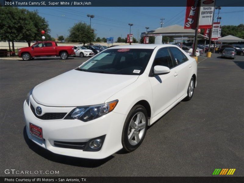 Super White / Black/Ash 2014 Toyota Camry SE
