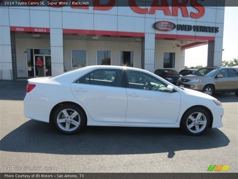 Super White / Black/Ash 2014 Toyota Camry SE