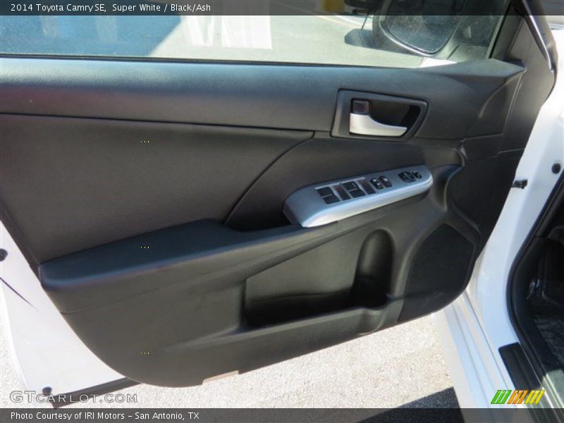 Super White / Black/Ash 2014 Toyota Camry SE