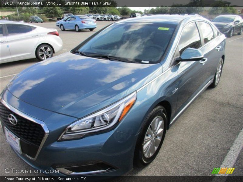 Front 3/4 View of 2016 Sonata Hybrid SE