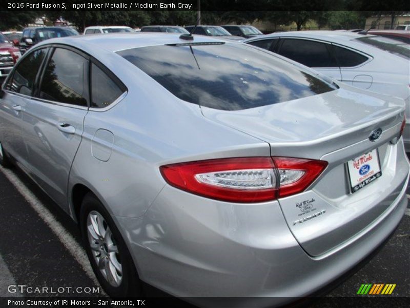 Ingot Silver Metallic / Medium Earth Gray 2016 Ford Fusion S