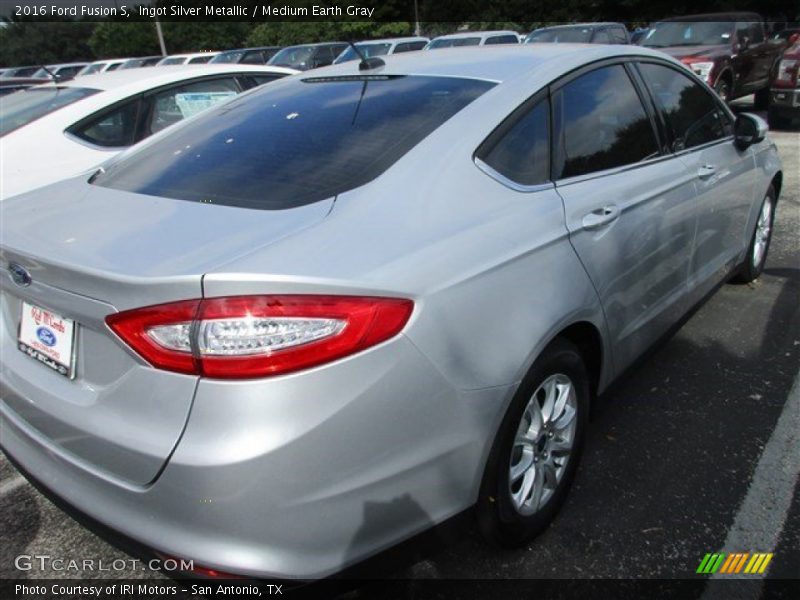 Ingot Silver Metallic / Medium Earth Gray 2016 Ford Fusion S
