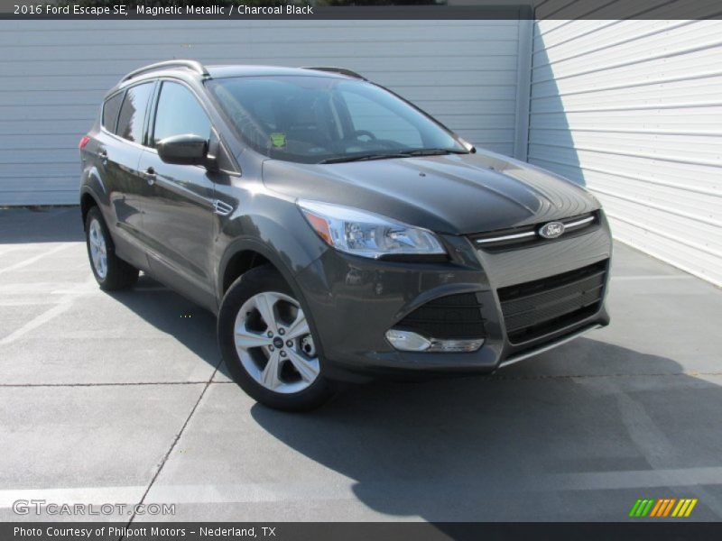 Front 3/4 View of 2016 Escape SE