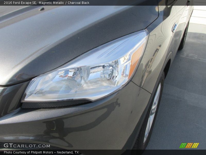 Magnetic Metallic / Charcoal Black 2016 Ford Escape SE