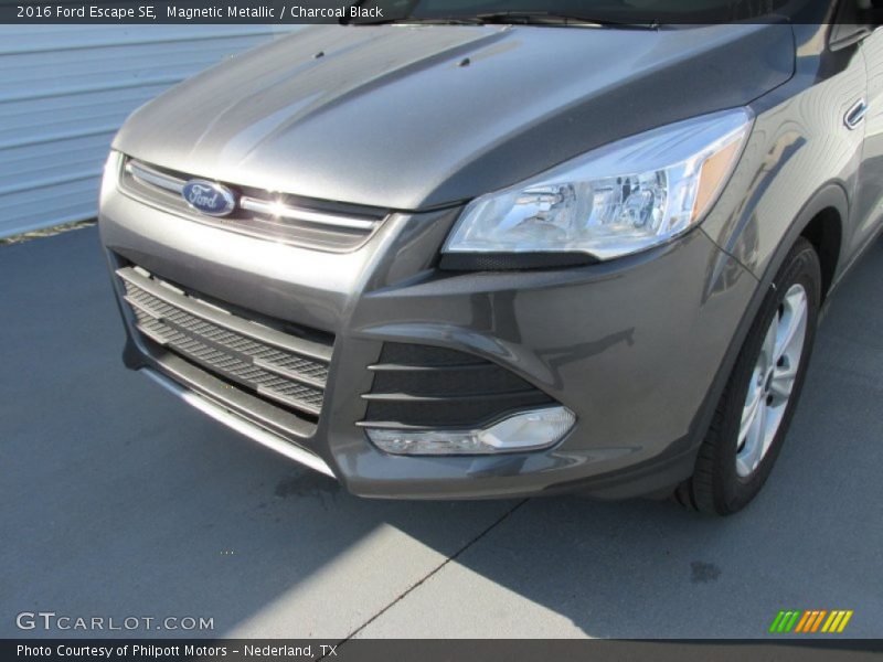 Magnetic Metallic / Charcoal Black 2016 Ford Escape SE