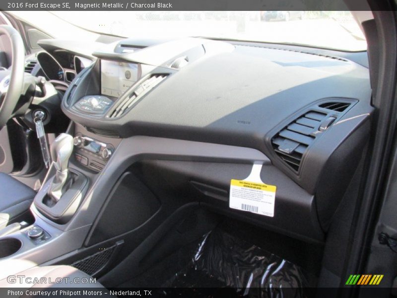 Magnetic Metallic / Charcoal Black 2016 Ford Escape SE