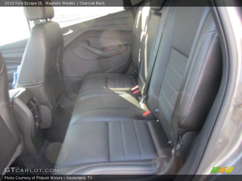 Magnetic Metallic / Charcoal Black 2016 Ford Escape SE