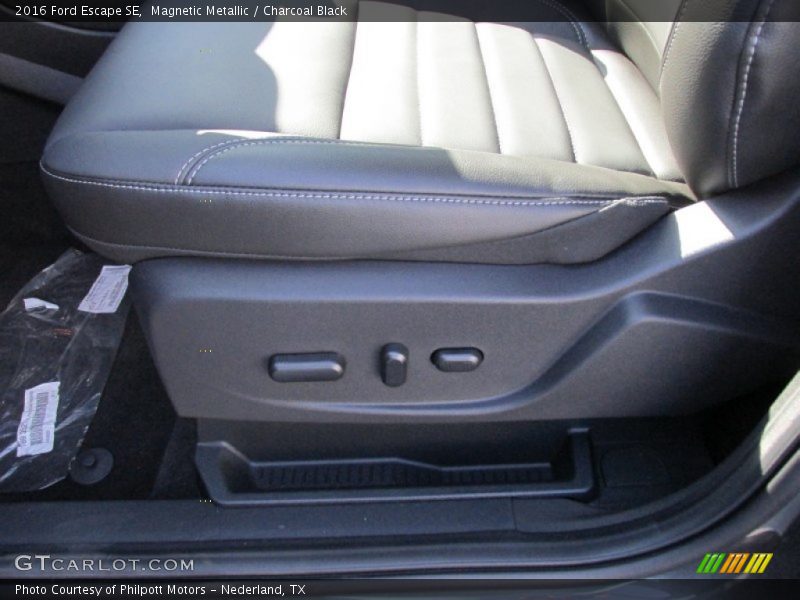 Magnetic Metallic / Charcoal Black 2016 Ford Escape SE