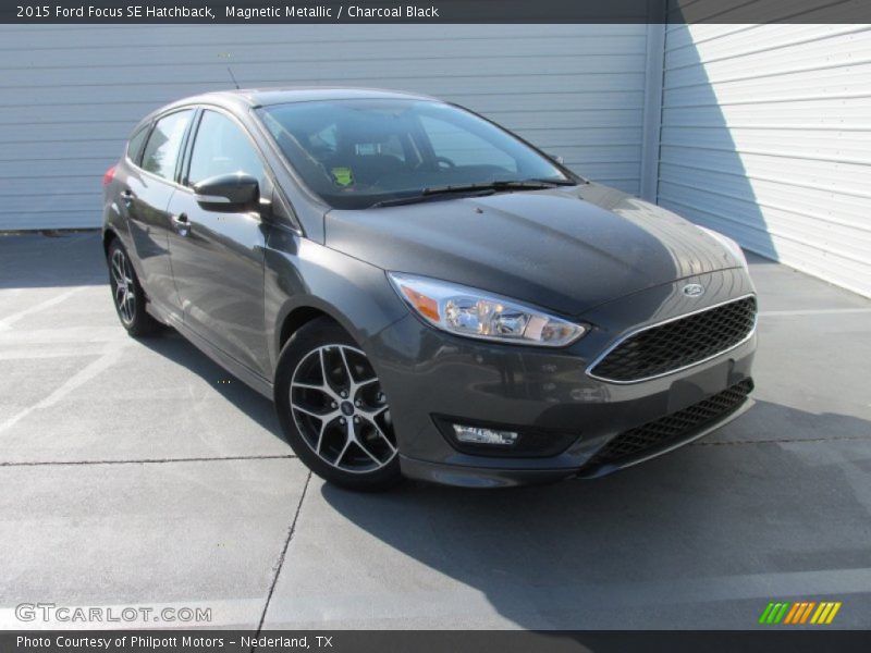 Front 3/4 View of 2015 Focus SE Hatchback