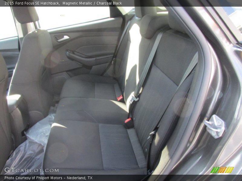 Magnetic Metallic / Charcoal Black 2015 Ford Focus SE Hatchback
