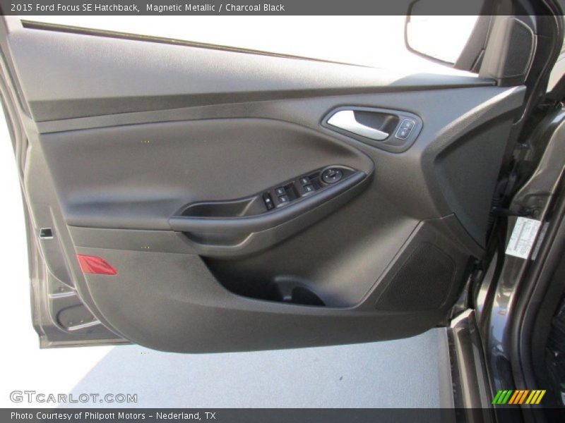 Magnetic Metallic / Charcoal Black 2015 Ford Focus SE Hatchback