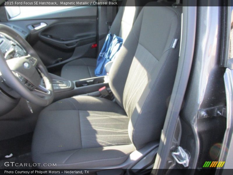 Magnetic Metallic / Charcoal Black 2015 Ford Focus SE Hatchback