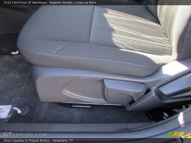 Magnetic Metallic / Charcoal Black 2015 Ford Focus SE Hatchback