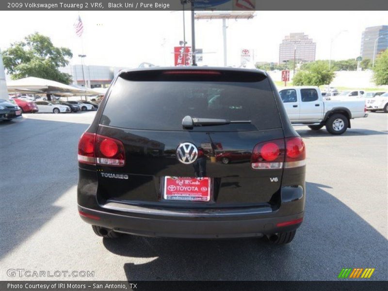 Black Uni / Pure Beige 2009 Volkswagen Touareg 2 VR6