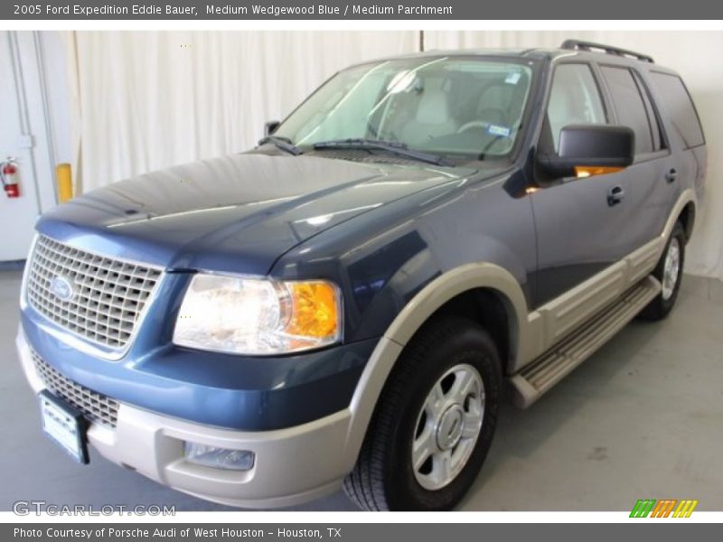 Front 3/4 View of 2005 Expedition Eddie Bauer