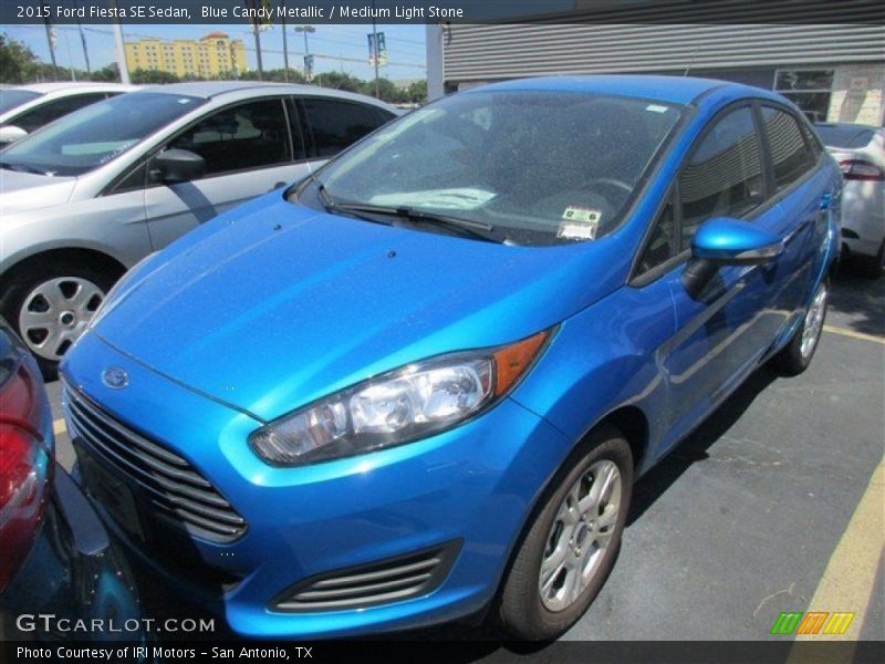 Front 3/4 View of 2015 Fiesta SE Sedan