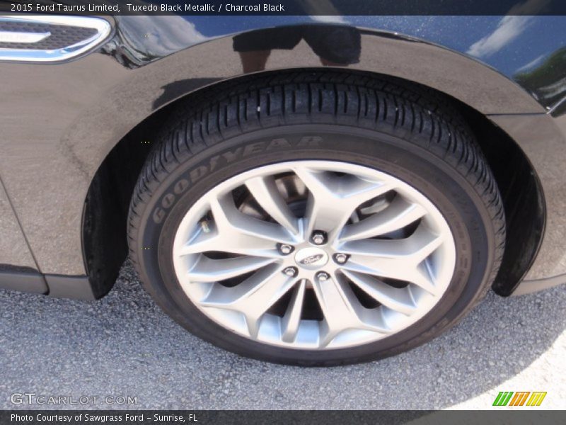 Tuxedo Black Metallic / Charcoal Black 2015 Ford Taurus Limited