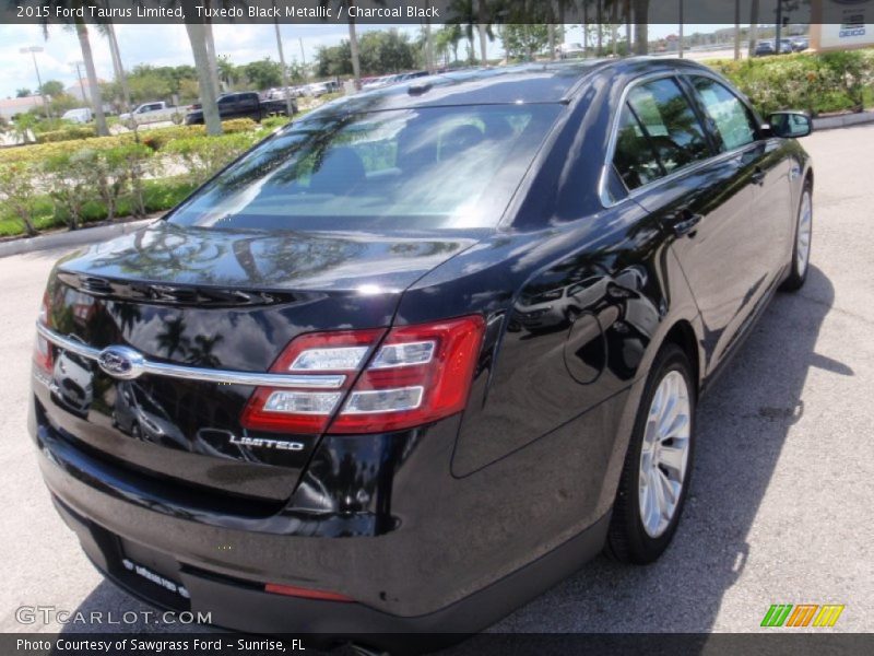 Tuxedo Black Metallic / Charcoal Black 2015 Ford Taurus Limited